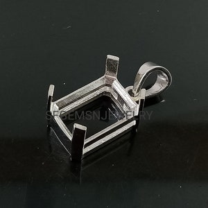 Peut inclure: Pendentif en argent avec une bélière rectangulaire pour une pierre précieuse de taille émeraude. Le pendentif a une bélière pour attacher une chaîne.