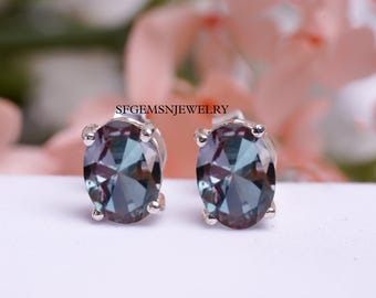 Delicados pendientes de alejandrita, pendientes de botón, corte ovalado, pendientes de plata de ley, pendientes de piedras preciosas que cambian de color, pendientes con la piedra natal de junio