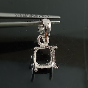 Puede incluir: Pendiente de plata con un engaste cuadrado para una piedra preciosa. El pendiente tiene un aro para sujetarlo a una cadena.