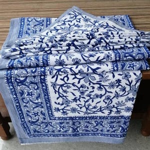 Puede incluir: Un camino de mesa floral azul y blanco con un borde de intrincados diseños de paisley. El camino de mesa está hecho de algodón y es perfecto para agregar un toque de elegancia a cualquier mesa.