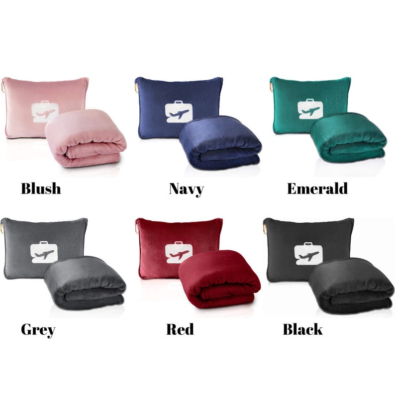 Puede incluir: Seis almohadas de viaje con mantas adjuntas en diferentes colores: rubor, azul marino, esmeralda, gris, rojo y negro. Cada almohada tiene un dise&ntilde;o de avi&oacute;n y maleta blancos.