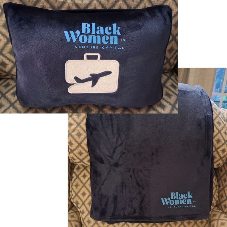 Puede incluir: Una almohada y una manta azul oscuro con el texto "Black Women in Venture Capital" y un avi&oacute;n blanco dentro de un gr&aacute;fico de maleta.