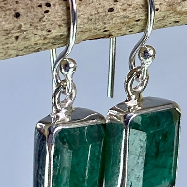 Boucles d'oreilles pendantes émeraude et argent brut (YM1)