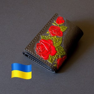 Cartera minimalista de cuero negro con tres pliegues para tarjetas de crédito con rosas rojas en relieve. Cartera pequeña de cuero para identificación de mujer. Hecha a pedido. Con amor desde Ucrania.