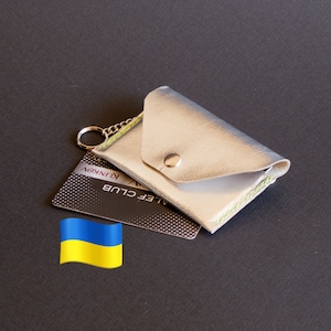 Llavero tarjetero de cuero plateado. Estuche de cuero para tarjetas. Hecho a medida.