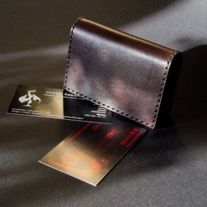 Visitenkartenetui aus Leder. Visitenkarten-Etui aus dunkelbraunem Leder mit Magnetverschluss und Gürtelclip. Visitenkartenhülle für Herren