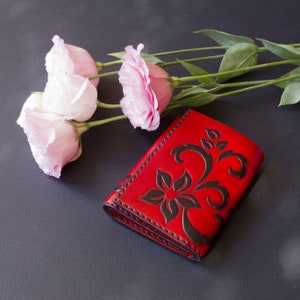 Portefeuille pour femme en cuir rouge fait main avec fleurs en relief. Fabriqué en Ukraine