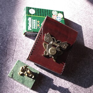 Étui pour cartes à jouer en cuir avec fermoir papillon. Porte-cartes à jouer en cuir cerises mûres. Coffret fait main pour cartes de poker. Fabriqué sur commande