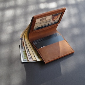 Cartera minimalista de piel marrón con ventana para identificación. Cartera pequeña para hombre con tarjetero. Regalo de piel hecho a mano