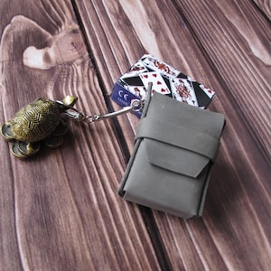 Mini porte-cartes à jouer en cuir gris fait main. Coffre de pont en cuir gris. Cadeau en cuir pour homme. Jeu de cartes de poker miniatures en cadeau