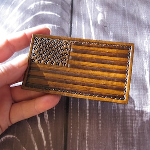Écusson en cuir marron clair représentant le drapeau américain. Drapeau des États-Unis Écusson velcro en cuir gaufré à la main. Cadeau du jour de l&#39;indépendance. Prêt à expédier