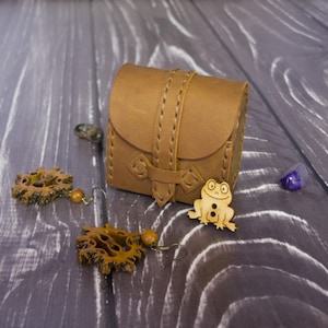 Minimalistisch leren ringendoosje. Bruin leren schatkist. Mini leren oorbellendoosje. Leren reissieradendoos. Kleine leren horlogedoos