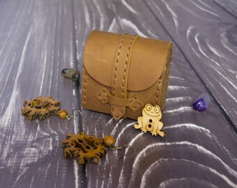Minimalist leather ring box. Brown leather treasure chest. Mini leather earring box. Leather travel jewellery box. Small leather watch box