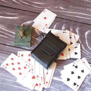 Étui en cuir noir pour mini-cartes à jouer. Jeu de cartes de poker miniatures en cadeau ! Cadeau cuir homme
