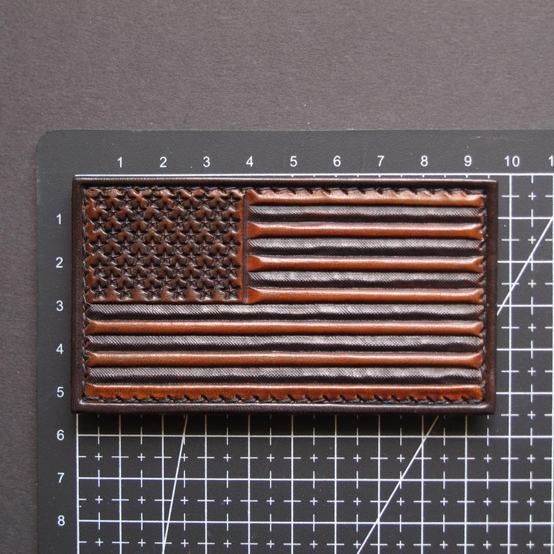 - - - - - - - - - Size - - - - - - - - -
Height - 2 1/8" ( 5,4 cm)
Width - 3 7/8" ( 9,4 cm)

- - - - - - - - - Materials - - - - - - - - -
Vegetable tanned leather
Velcro
Waxed thread