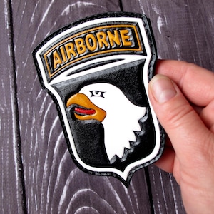 空挺軍用レザーパッチ。ベルクロに縫い付けられたハンドメイドのレザーパッチ。レザーに手作業でエンボス加工されたパッチ。ミリタリーギフトに最適です。受注生産