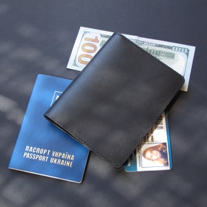 Porta pasaporte de cuero. Cartera para pasaporte con dos compartimentos para tarjetas de identificación. Cartera de viaje de cuero negro para hombre. Regalo para el Día del Padre. Fabricada en Ucrania.