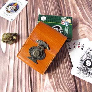 Porta carte da gioco in pelle marrone chiaro. Porta carte da gioco in pelle fatto a mano. Regali per giocatori di poker. Regalo per il terzo anniversario