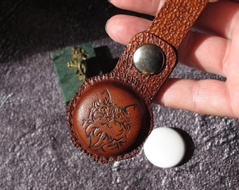 Leather airtag keychain hand embossed cat. Handmade leahter air tag holder. Gift for cat lover. Leather handmade gift for men or women