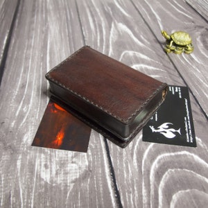 Tarjetero de cuero para hombre. Tarjetero de cuero marrón. Funda de cuero para tarjetas de visita de hombre. Regalo de cuero hecho a mano para hombre