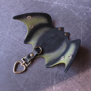 Llavero de murciélago en cuero negro verde claro con mosquetón, llavero de cuero negro verde claro, regalo de aniversario, regalo gótico