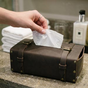Funda rectangular de cuero marrón para caja de pañuelos con detalles de latón. Regalo ideal para inauguración de casa.