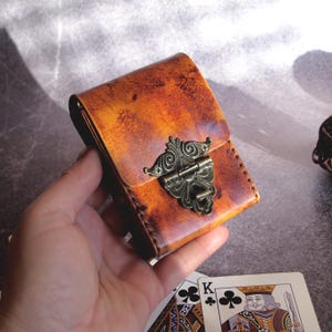 Caja de barajas de cuero marrón estilo vintage. Porta cartas. Estuche de cuero para naipes. Regalo de cuero para hombre.