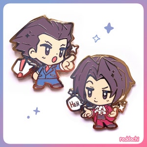 Puede incluir: Dos pines de esmalte con personajes de dibujos animados y contornos dorados. Un pin muestra un personaje con un traje azul, señalando con expresión de sorpresa. El otro pin muestra un personaje con un traje rojo, sosteniendo una bolsa con la palabra "Heh".