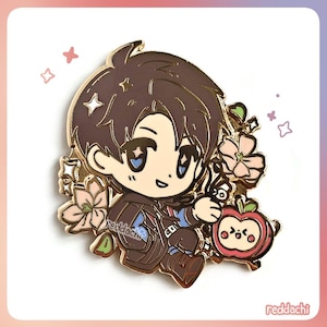 Peut inclure: &Eacute;pinglette en &eacute;mail d&eacute;taill&eacute;e repr&eacute;sentant un personnage de dessin anim&eacute; aux cheveux bruns et une tenue marron, tenant un petit objet. L'&eacute;pingle comprend des fleurs roses et une pomme rouge avec un visage mignon. L'&eacute;pingle porte le texte "reddachi".