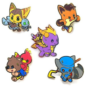 Puede incluir: Conjunto de cinco pines de esmalte con personajes de dibujos animados. Incluye un personaje amarillo y marrón con un robot, un zorro naranja, un dragón morado, un oso pardo con un pájaro rojo y un mapache gris. Cada pin tiene un borde dorado.