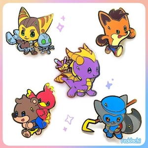 Peut inclure: Collection d'épingles en émail colorées représentant des personnages de dessins animés. Les épingles incluent un personnage jaune et marron avec un robot, un renard orange, un dragon violet, un ours brun avec un oiseau rouge et un raton laveur avec un masque bleu.