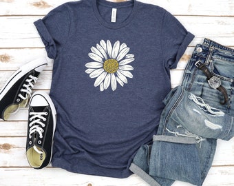 Daisy Shirt, Spring Shirts, Daisy Tee, Wildflower Shirt, Aesthetic Floral Graphic Tee, Summer Tshirt, Spring Shirt, Minimalist, Flower Shirt