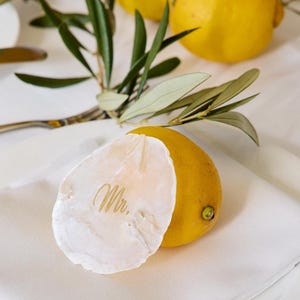 Personalisierte Capiz-Muschel – Gravur als Platzkarte, Hochzeit, Tischdeko, Spa Geschenk, Namensschild, Firmen-Event, Welcome-Geschenk