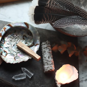 Coffret pour plus de clarté et d'énergie. Kit de purification/coffret d'encens avec sauge blanche, Paolo Santo, coquille d'ormeau, Rauhächte (Douze Nuits), coffret rituel.