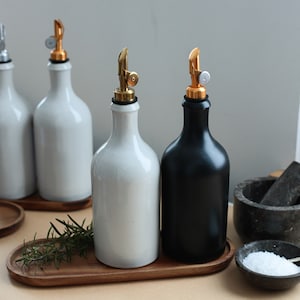 Mix & Match 500ml stone jug for olive oil, vinegar including pourer / wooden tray