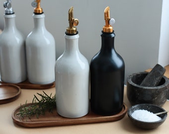Botella de cerámica combinable para aceite y vinagre – Gres de 500 ml con boquilla para verter sobre bandeja de madera – Regalo de decoración para la cocina