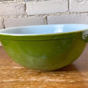 Pyrex 404 Verde Avocado Green 4 qt Mixing Bowl