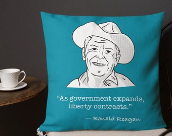 Cita de Reagan: A medida que el gobierno se expande... - Almohada Premium cuadrada, azul (18 pulgadas)