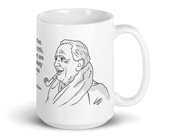 Può includere: Tazza in ceramica bianca con un disegno in bianco e nero di un uomo con una pipa. La citazione "Quando scritti nella verità, sono inevitabilmente gli stessi." è stampata sulla tazza.
