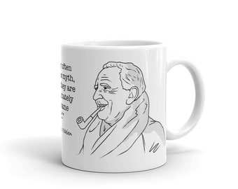Può includere: Tazza in ceramica bianca con un disegno in bianco e nero di un uomo con una pipa. La citazione "Spesso si dice che i grandi uomini sono quelli che in definitiva sono responsabili della stessa cosa" è stampata sulla tazza.