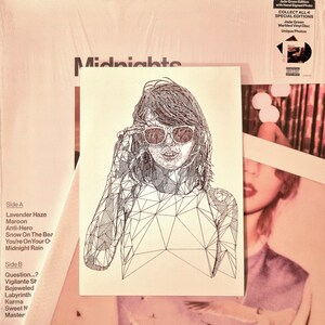 Op de afbeelding: Een geometrische zwart-witte illustratie van een vrouw met een zonnebril. De afbeelding is op een witte achtergrond met de tekst "Midnighto" bovenaan. De tekst "Side A" en "Side B" staat met songtitels eronder.