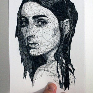 Op de afbeelding: Zwart-witte lijntekening van een vrouwengezicht met geometrische vormen. Het haar van de vrouw is lang en golvend, en haar ogen zijn gesloten.