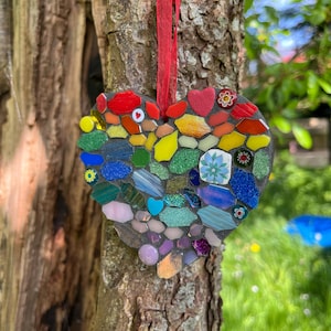 Mosaico de corações, cores do arco-íris, para pendurar em sua casa,