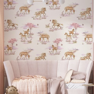 Tapete für die Wand eines Mädchens: Pferde, Blumen, Schmetterlinge