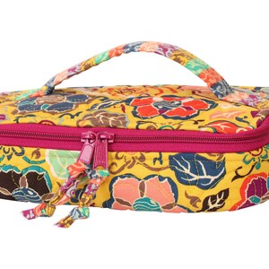 Pode incluir: Uma bolsa de maquiagem acolchoada amarela com estampa floral e z&iacute;per rosa. A bolsa tem uma al&ccedil;a superior e fecho de z&iacute;per.