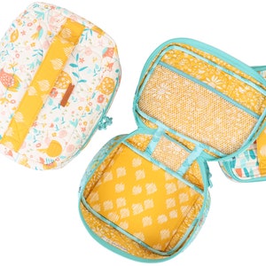Pode incluir: Duas bolsas acolchoadas com z&iacute;per com padr&otilde;es florais e geom&eacute;tricos. As bolsas est&atilde;o abertas para revelar um interior amarelo e branco com um bolso de malha.