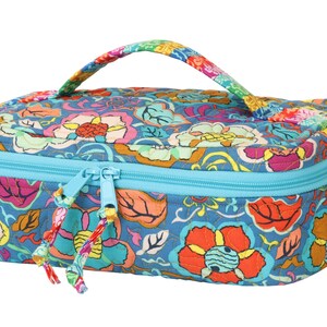 Pode incluir: Uma bolsa de cosm&eacute;ticos de viagem com z&iacute;per azul e estampa floral multicolorida com al&ccedil;a superior.