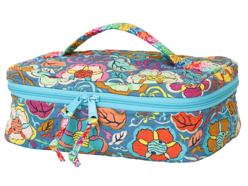 Pode incluir: Uma bolsa de cosm&eacute;ticos de viagem com z&iacute;per azul e estampa floral multicolorida com al&ccedil;a superior.