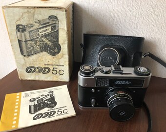 Cámara soviética vintage &quot;FED-5С&quot; nueva con objetivo &quot;I-61L/D&quot; en su embalaje original. Cámaras vintage para fotografía, ideal para regalar.