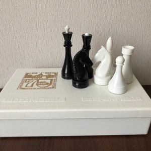 Juego de ajedrez soviético de plástico de torneo de 1988 con caja original. Edición limitada con motivo del 70º aniversario del cuerpo de bomberos soviético.